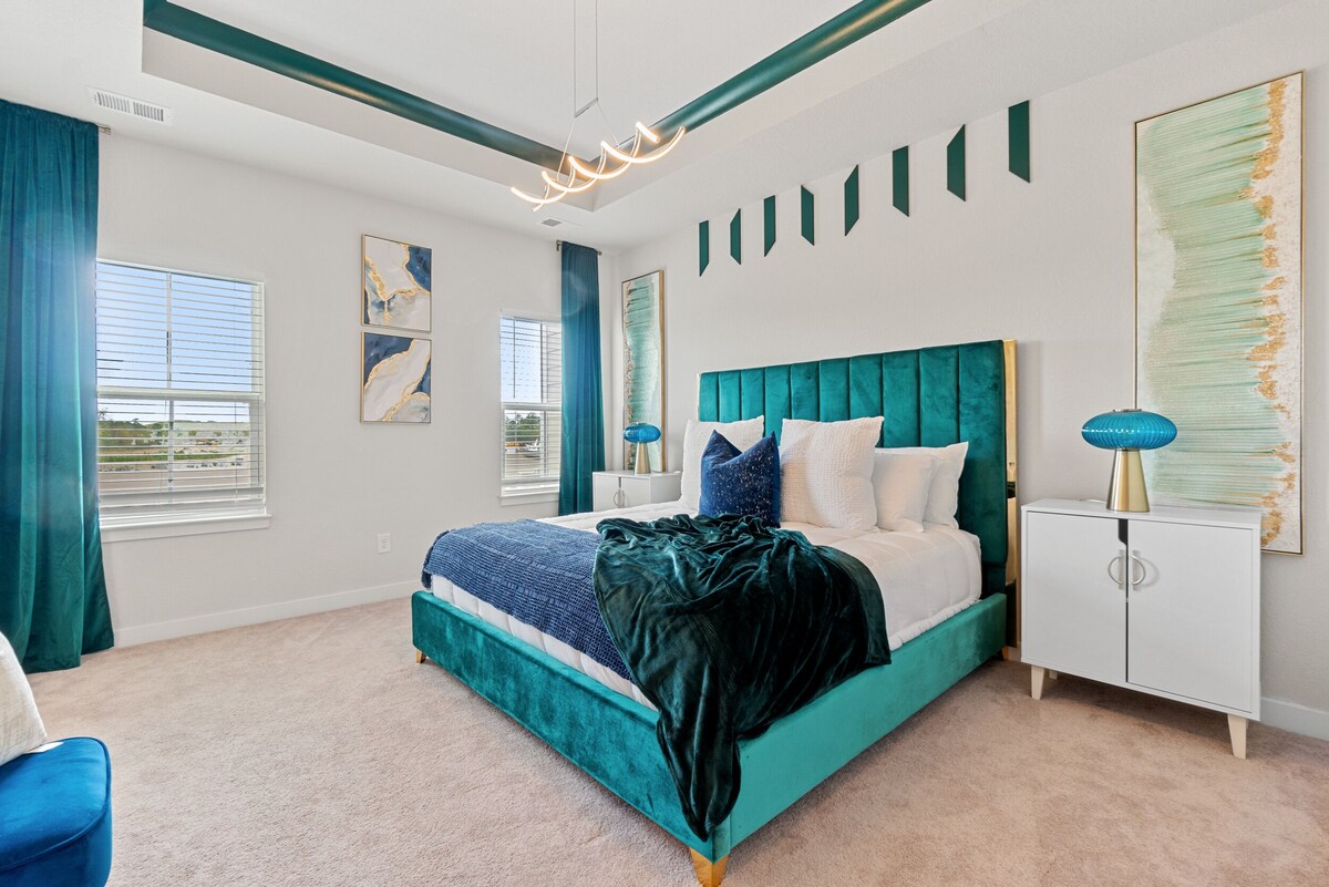 Stylish 3 Bedroom Townhome w/ King Bed & Private Lake Access!