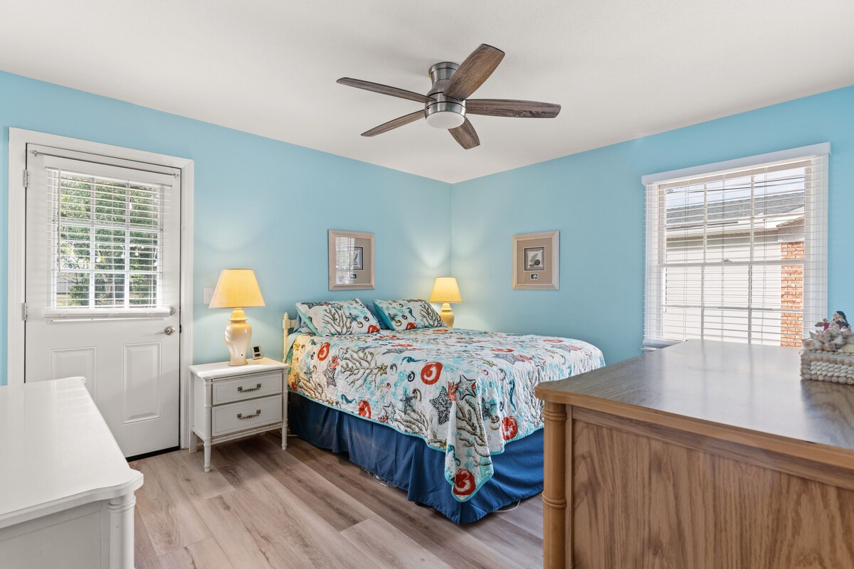 Turtle Tracks B – Pet Friendly Jekyll Island Retreat! 5 minute walk to Beach!
