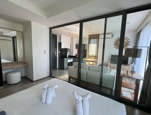 D229 Cozy apartment - walk to beach, pool & gym (11876)