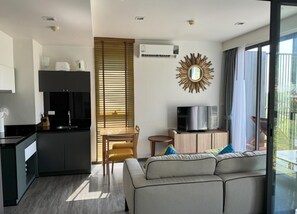 D229 Cozy apartment - walk to beach, pool & gym (11882)