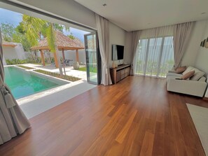 Luxury brand new villa with maid Anchan Tropicana (11966)