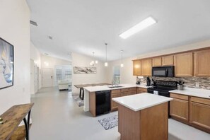 Fully equipped kitchen in Navarre with dining for 8, includes many conveniences