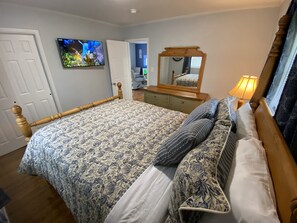 Queen Bed, 43inRoku TV, Full Dresser, Closet, USB A&C outlet, Alarm Clock