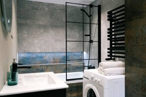 Bathroom with Tub | Book Now with RENTUJEMY.COM