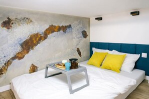 Queen Bed | Book Now with RENTUJEMY.COM