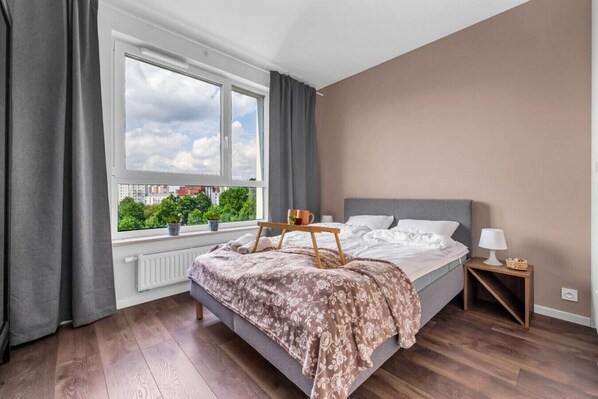 Bedroom with Queen Bed | Book Now with RENTUJEMY.COM