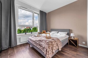 Bedroom with Queen Bed | Book Now with RENTUJEMY.COM