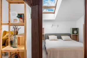 Main Bedroom with Queen Bed | Book Now with RENTUJEMY.COM