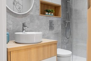 Toilet - Book Now with RENTUJEMY.COM