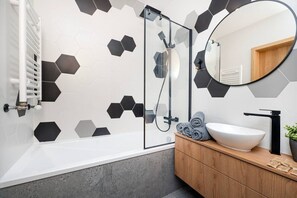 Bathroom with Bathtub | Book Now with RENTUJEMY.COM