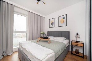 Bedroom with Queen Bed | Book Now with RENTUJEMY.COM