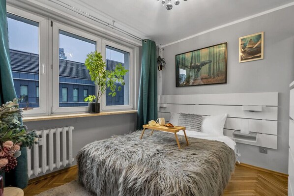 Queen Bed | Book Now with RENTUJEMY.COM