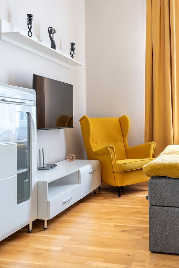 Studio - Living area with Queen Bed and Smart TV | Book Now with RENTUJEMY.COM