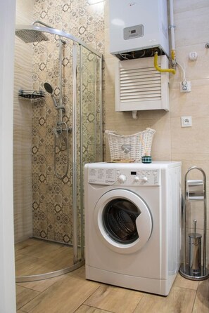 Bathroom with Shower | Book Now with RENTUJEMY.COM