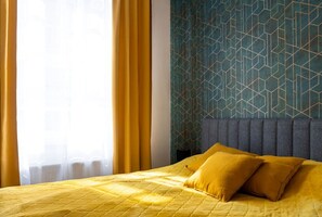 Studio - Living area with Queen Bed and Smart TV | Book Now with RENTUJEMY.COM