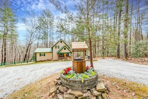 Driveway with ample parking