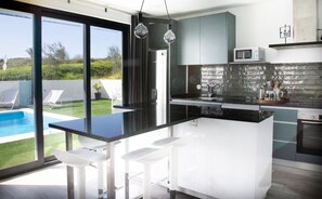 Modern and fully equipped kitchen