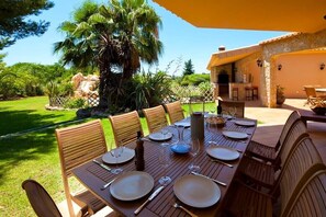 Alfresco dining, garden, bar and barbecue