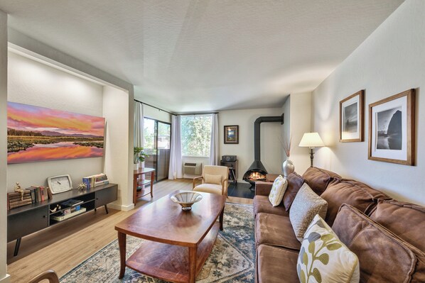 This stunning 1 bedroom in Lakeland Village has been completely remodeled