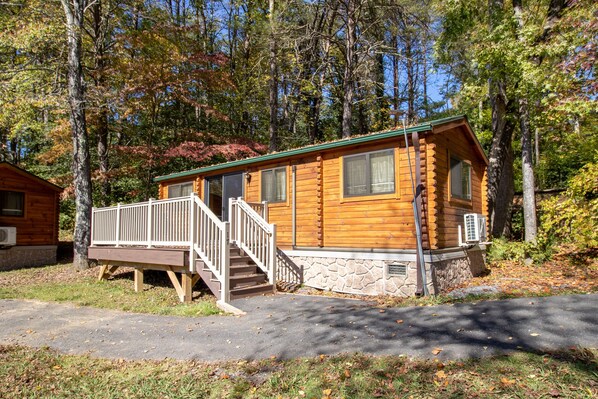 Welcome to Wilderness Presidential Rancher 2 Bedroom Camp Cottage with Hot Tub! 