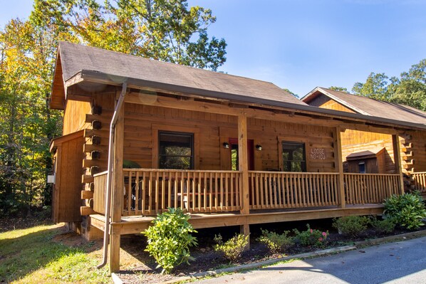 Welcome to Wilderness Presidential Log Cabin 2 Bedroom Retreat! 