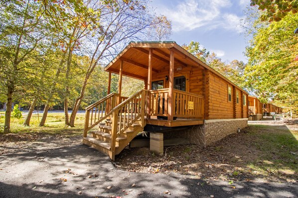 Welcome to Wilderness Presidential Lakeside Rancher 1 Bedroom Camp Cottage! 