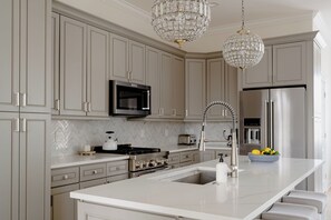 Kitchen, seating for 4pp at island
