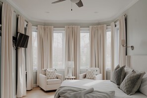 Primary bedroom, king bed, smart TV