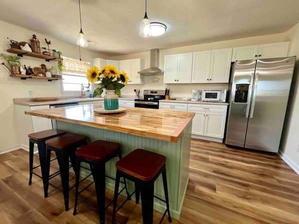 Kitchen with all major appliances