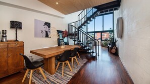 Open plan dining space with seating for 6