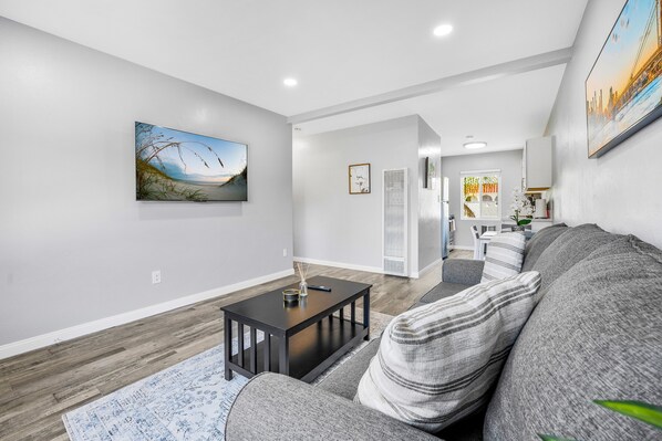 Cozy Retreat in Hillcrest: Your Home Away from Home! 2 Bedroom 1 bath.