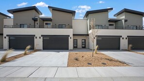 Modern comfort, central location. Crimson Canyon Condo is part of one of Kanab's newest developments, White Pocket Villas, and is just minutes from downtown.