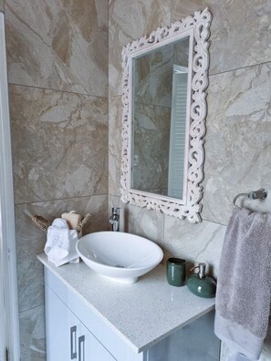 Main bathroom (ensuite)