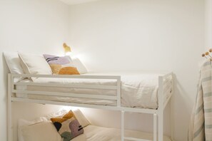 Double bunks w TV, reading lamps, linen duvets.