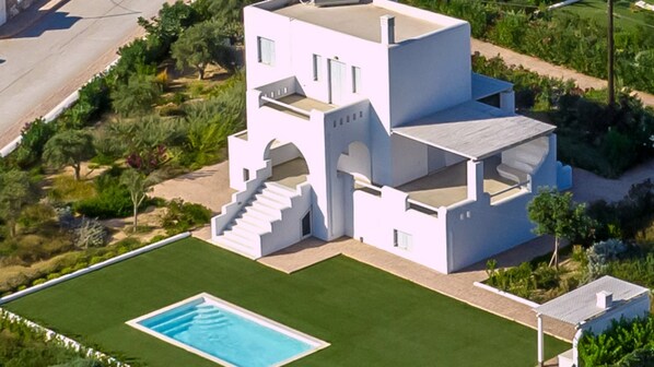 Extraordinary Naxos Villa | 5 Bedrooms | Villa Kewell | Spacious Outdoor Area with Private Pool | Pyrgaki