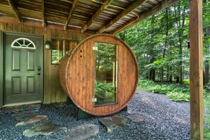 Unwind in our cozy 4-person barrel sauna, surrounded by nature for the ultimate relaxation experience. Perfect for a rejuvenating escape! 