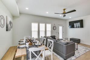 Dining Area | Dishware/Flatware Provided | 1st Floor