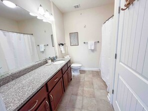 En-suite primary bathroom 