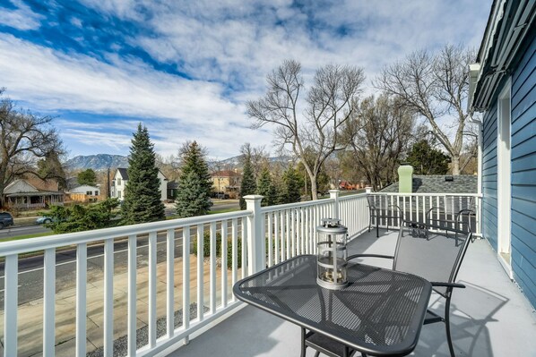 Balcony with mountain views!