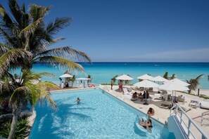 piscina compartida del condominio con vistas del mar caribe