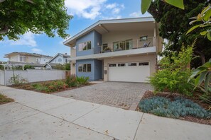 The Surf Station in Encinitas! Parking for 2 cars in the driveway, 1 car in the garage, 2 cars in the back alley.