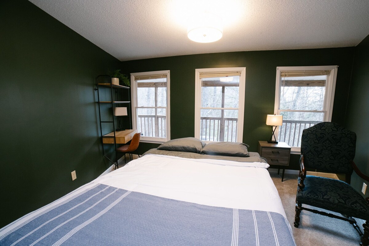 Hickory Hill Round House: Indoor POOL, mins from South Holston River, with view