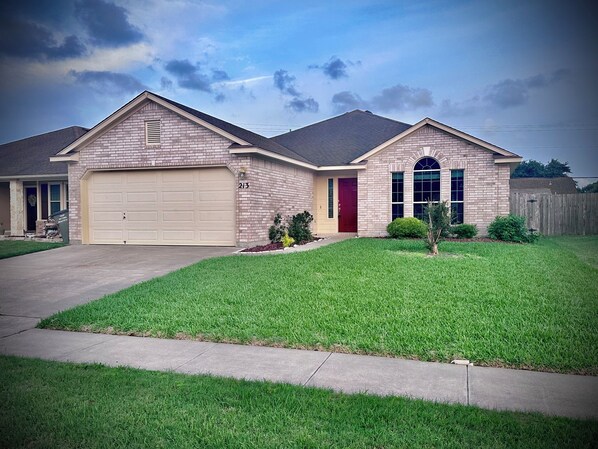 Lovely front view of SILVERADO COTTAGE awaiting your arrival.