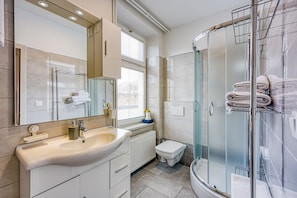 Salle de bain avec douche