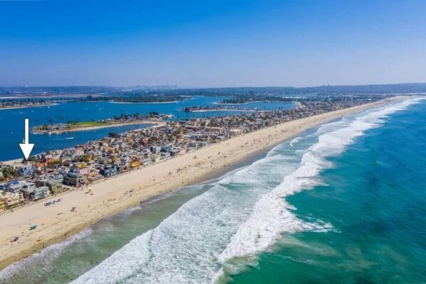 Centrally located in Mission Beach, steps to the beach and the bay! Close to great restaurants, bars, cafes, shops, and more!