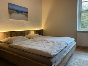 Schlafzimmer mit Doppelbett
