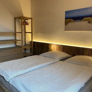 Schlafzimmer mit Doppelbett und Schrank