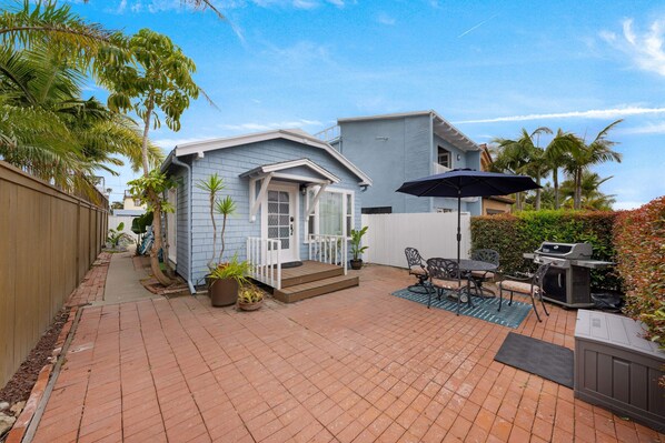 Front patio w/ BBQ