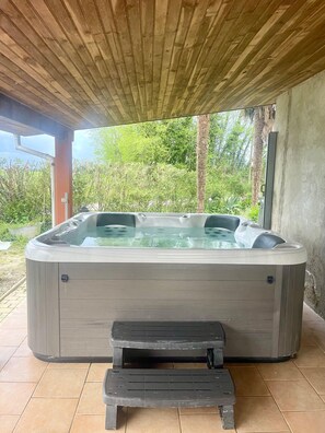 Outdoor spa tub