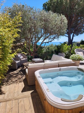 Outdoor spa tub